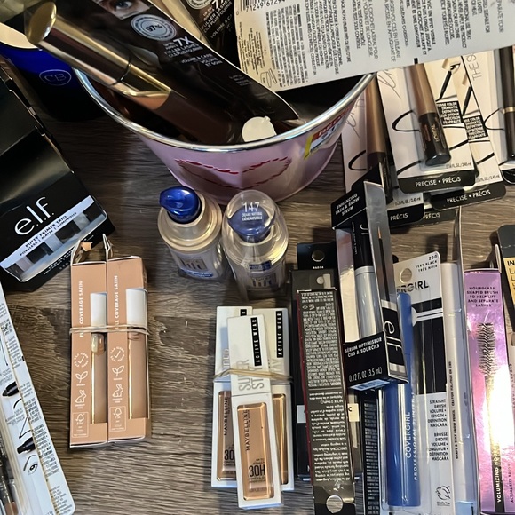 20 qty wholesale Makeup L’Oréal Revlon Elf Lips skincare cosmetics LOT Bulk New - Picture 10 of 14